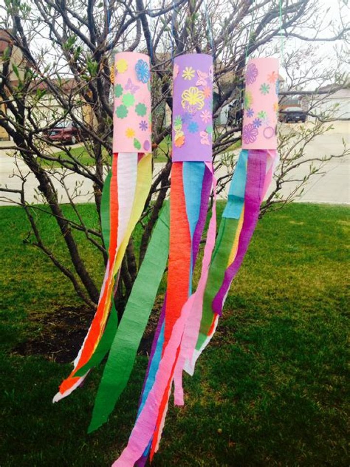 How do you craft a windsock?